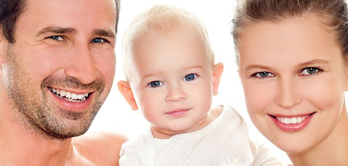 familieportræt med far baby og mor