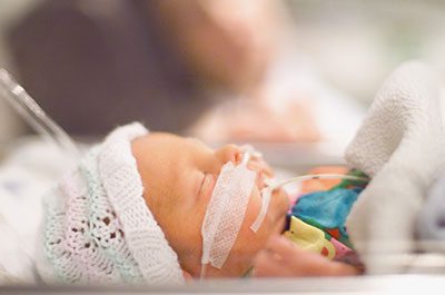 baby på neonatal afdeling med iltslanger