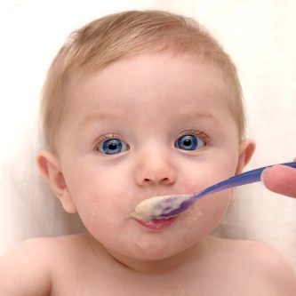 Lille dreng får mælkesyrebakterier blandet i sin grød
