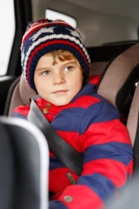 Tag vinterjakken af barnet i bilen